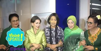 Widyawati, Nani Wijaya, Rina Hasyim Connie Sutedja dan Rima Melati sering berkumpul dan membahas segala hal.