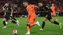 Pemain depan Belanda Noa Lang (depan) berebut bola dengan bek Gibraltar Julian Valarino pada laga Kualifikasi Piala Dunia 2022 zona Eropa Grup G di De Kuip, Rotterdam, Selasa (12/10/2021) dini hari WIB. Menjamu Gibraltar, Belanda menang 6 gol tanpa balas. (JOHN THYS/AFP)