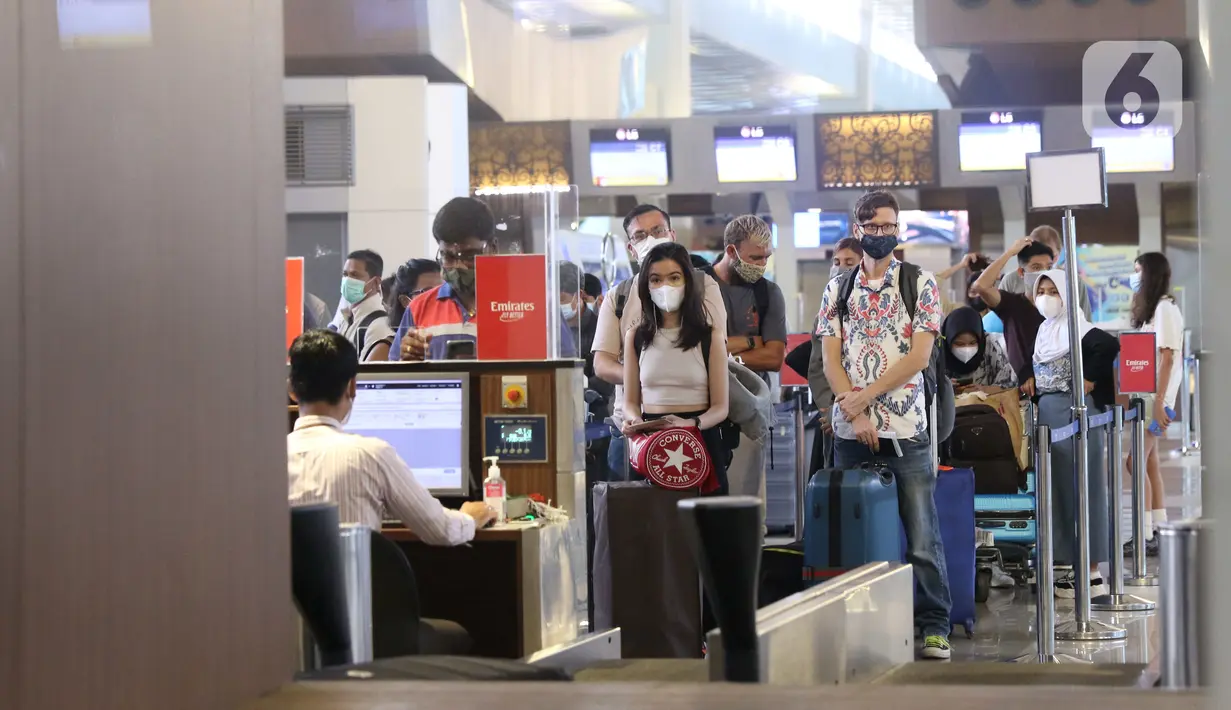 Penumpang melakukan "check-in" di Terminal 3 Bandara Internasional Soekarno Hatta, Banten, Selasa (1/3/2022). Mulai hari ini pemerintah memberlakukan aturan karantina selama tiga hari bagi Pelaku Perjalanan Luar Negeri (PPLN) yang sudah vaksinasi lengkap dan booster. (Liputan6.com/Angga Yuniar)