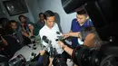 Jokowi terus dikerumuni wartawan yang ingin mengetahui lebih jauh tentang persiapan Jokowi menjelang debat versus Prabowo, Lenteng Agung, Jaksel, Senin (9/6/2014) (Liputan6.com/Herman Zakharia) 