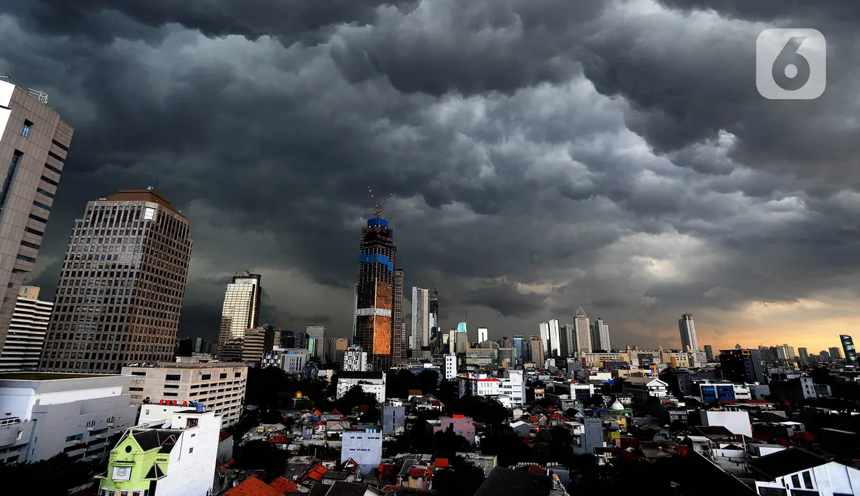 Awan kumulonimbus menyelimuti langit di kawasan Thamrin, Jakarta, Senin (23/12/2019). Badan Meteorologi Klimatologi dan Geofisika (BMKG) memprediksi kawasan Jabotabek berpotensi mengalami peningkatan curah hujan selama sepekan mendatang. (merdeka.com/Arie Basuki)