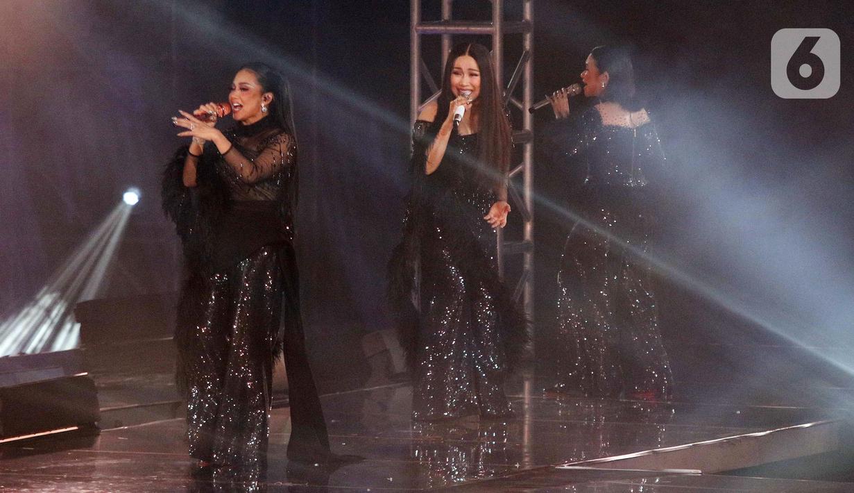 Keenam penyanyi perempuan lintas generasi tersebut adalah Krisdayanti, Ruth Sahanaya, Titi DJ, Lyodra Ginting, Tiara Andini, dan Ziva Magnolya. (Liputan6.com/Herman Zakharia)