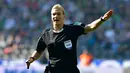 Wasit wanita, Bibiana Steinhaus saat memimpin pertandingan Hertha Berlin melawan Werder Bremen di Berlin (10/9). Bibiana Steinhaus adalah wanita pertama yang menjadi wasit di kompetisi tertinggi Liga Jerman, Bundesliga. (AFP Photo/Tobias Schwarz)