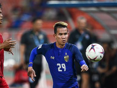 Timnas Indonesia akan menghadapi Thailand di final Piala AFF 2020 dalam dua leg, 29 Desember 2021 dan 1 Januari 2022. Sepanjang sejarah Piala AFF, pertemuan kedua negara lebih didominasi Thailand. Berikut 7 fakta pertemuan mereka sepanjang sejarah Piala AFF. (AFP/Chalinee Thirasupa)