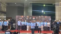 Capres-cawapres nomor urut dua Prabowo Subianto dan Gibran Rakabuming Raka usai menyaksikan debat secara langsung di Jakarta Convention Center (JCC), Jakarta Pusat, Jumat malam (22/12/2023). (Liputan6.com/Muhammad Radityo Priyasmoro)