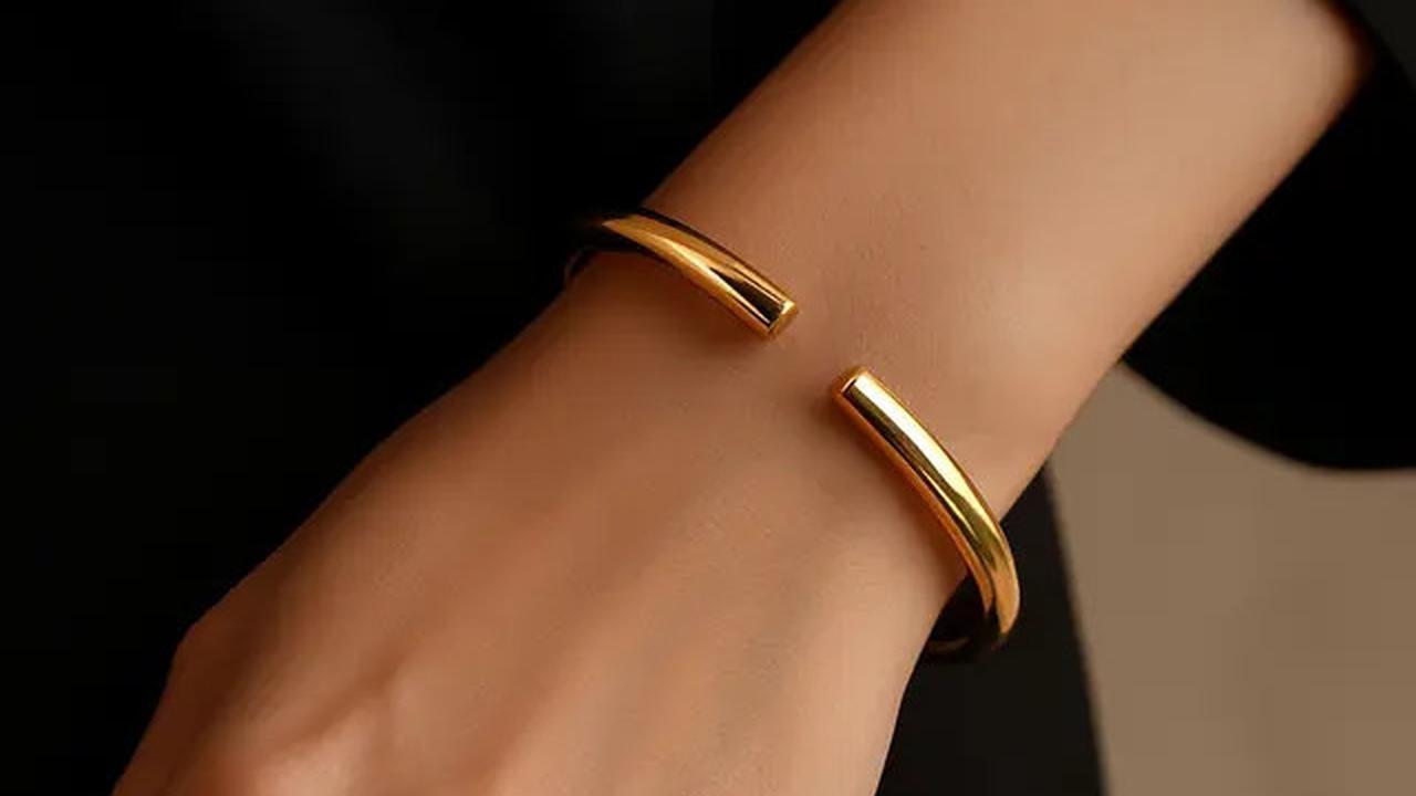 7 Inspirasi Model Gelang Oval Emas 2025 Biar Tangan Tampak Lebih Panjang