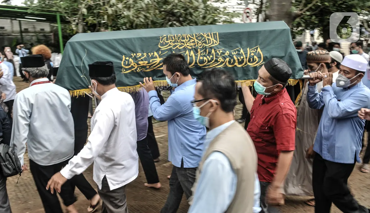Santri dan kerabat saat menggotong keranda jenazah Ustaz Maaher menuju lokasi pemakaman di kompleks Pondok Pesantren Daarul Quran, Cipondoh, Tangerang, Banten, Selasa (9/2/2021). (merdeka.com/Iqbal S. Nugroho)