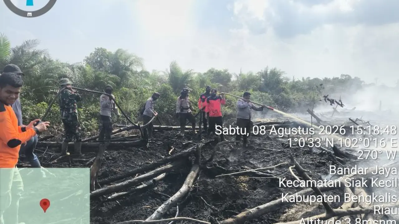 Polres Bengkalis dan Polsek Siak Kecil serta TNI ketika melakukan pemadaman di lokasi karhutla Desa Bandar Jaya, Kecamatan Siak Kecil (Istimewa)