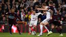 Gelandang Real Madrid, Eden Hazard (tengah) berlari mengejar bola saat bertanding melawan Celta Vigo pada pertandingan lanjutan La Liga Spanyol di stadion Santiago Bernabeu di Madrid, Spanyol, Minggu, (16/2/2020). Madrid bermain imbang 2-2 atas Celta Vigo.  (AFP/Pierre-Philippe Marcou)
