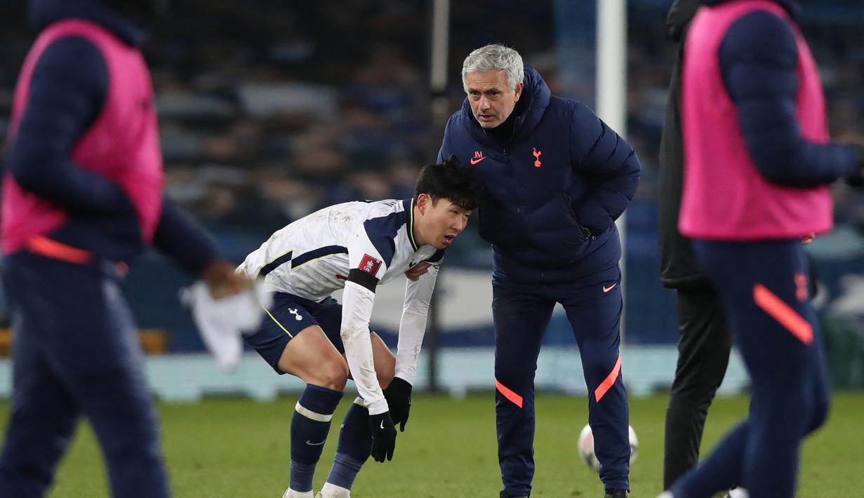 Striker Tottenham Hotspur, Son Heung-Min dihibur manajer tim, Jose Mourinho usai berakhirnya laga babak kelima Piala FA 2020/21 melawan Everton di Goodison Park, Rabu (10/2/2021). Tottenham kalah 4-5 (4-4) dari Everton melalui extra time. (AFP/Clive Brunskill/Pool)