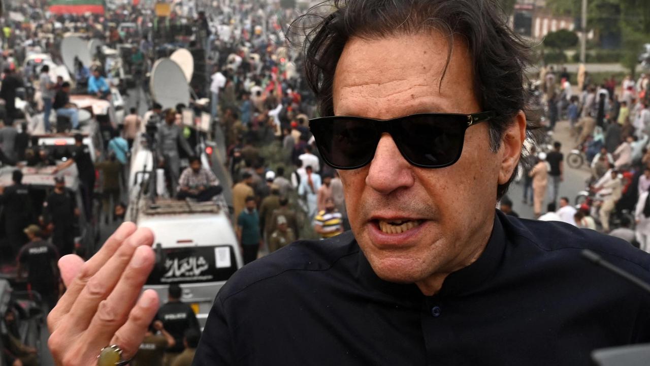 Eks PM Pakistan Imran Khan tengah konvoi di atas kontainer sebelum ditembak. (AFP)