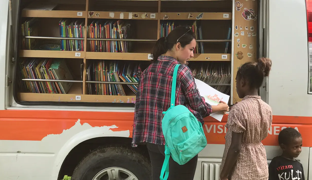 Membagikan buku dan melihat antusias membaca anak-anak di daerah sana Chelsea memiliki  perasaan yang campur aduk. Di samping rasa senang, ia juga kerap terharu bahkan bersyukur. (Instagram/chelseaislan)