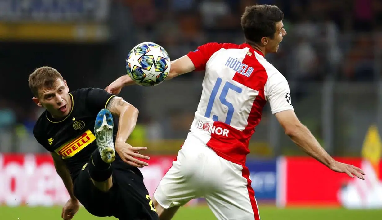 Gelandang Inter Milan, Nicolo Barella, melepaskan tendangan ke gawang Slavia Praha pada laga Liga Champions di Stadion Giuseppe Meazza, Selasa (17/9/2019). Kedua tim bermain imbang 1-1. (AP/Antonio Calanni)