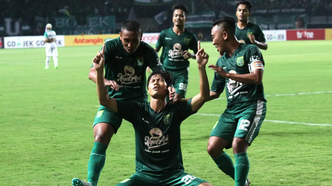 Pemain Persebaya Surabaya, Rishadi Fauzi, usai mencetak gol ke gawang Persatu Tuban