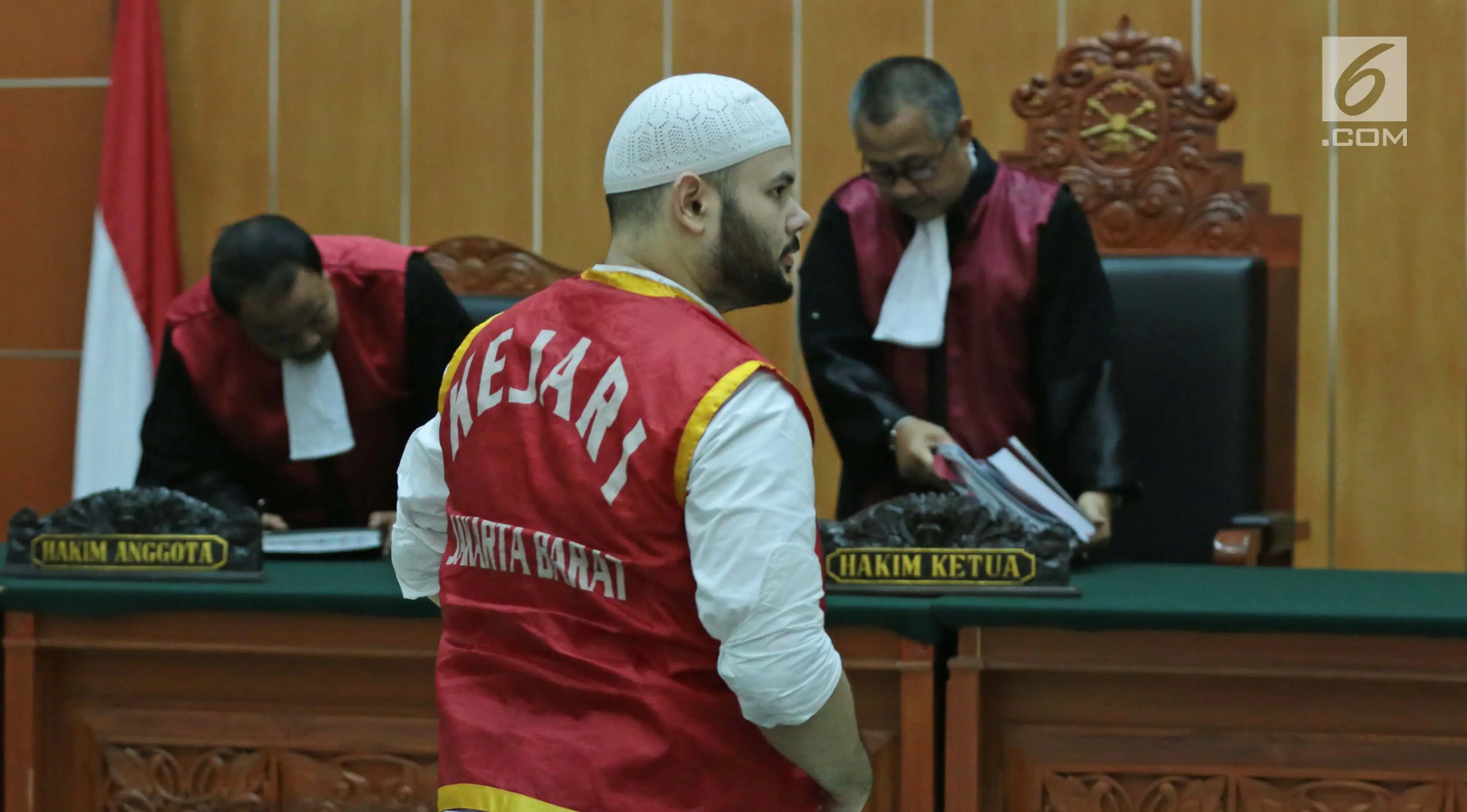 Tersangka Ridho Rhoma usai menjalani sidang lanjutan di Pengadilan Negeri Jakarta Barat, Selasa (29/08). Dalam sidang lanjutan tersebut Ridho Rhoma dituntut 2 tahun penjara. (Liputan6.com/Herman Zakharia)