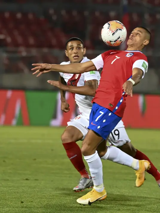 Penyerang Chile, Alexis Sanchez dan gelandang Peru, Yoshimar Yotún berebut bola dalam laga Kualifikasi Piala Dunia 2022 zona Conmebol di Estadio Nacional, Santiago, Jumat (13/11/2020). Chile mengalahkan Peru 2-0 berkat gol yang diborong Arturo Vidal. (Martin Bernetti, Pool via AP)