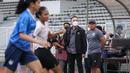 Ketua Umum PSSI, Mochamad Iriawan (kiri) dan Pelatih Kepala Timnas Wanita Indonesia, Rudy Eka Priyambada menyaksikan laga uji coba Timnas Wanita Indonesia melawan Tim Putri Persib Bandung di Stadion Madya, Jakarta, Kamis (13/01/2022). (Bola.com/Bagaskara Lazuardi)