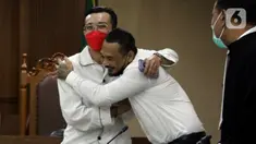 dr Tirta Mandira Hudhi (kiri) berpelukan usai menjadi saksi dalam persidangan lanjutan dugaan pengancaman dengan terdakwa I Gede Aryastina alias Jerinx SID di Pengadilan Negeri Jakarta Pusat, Rabu (9/2/2022). dr Tirta menjadi saksi yang meringankan terdakwa. (Liputan6.com/Helmi Fithriansyah)