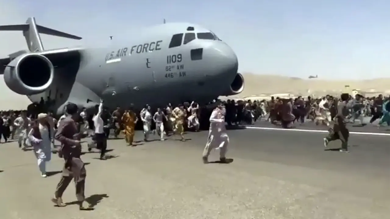 Momen Warga Afghanistan Rebutan Naik Pesawat Militer AS