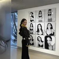 Bukan sekadar selebrasi, pameran ini terasa seperti catatan personal, mengajak publik melihat fragmen perjalanan Jennie di usia 20-an, sebelum akhirnya melangkah ke kepala tiga dengan versi dirinya yang lebih jujur dan apa adanya. [@jennierubyjane].