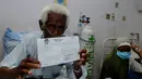 Seorang pasien menunjukkan undangan pemilih di RS.Fatmawati, Jakarta Selatan, Rabu (9/4) (Liputan6.com/Andrian M Tunay)