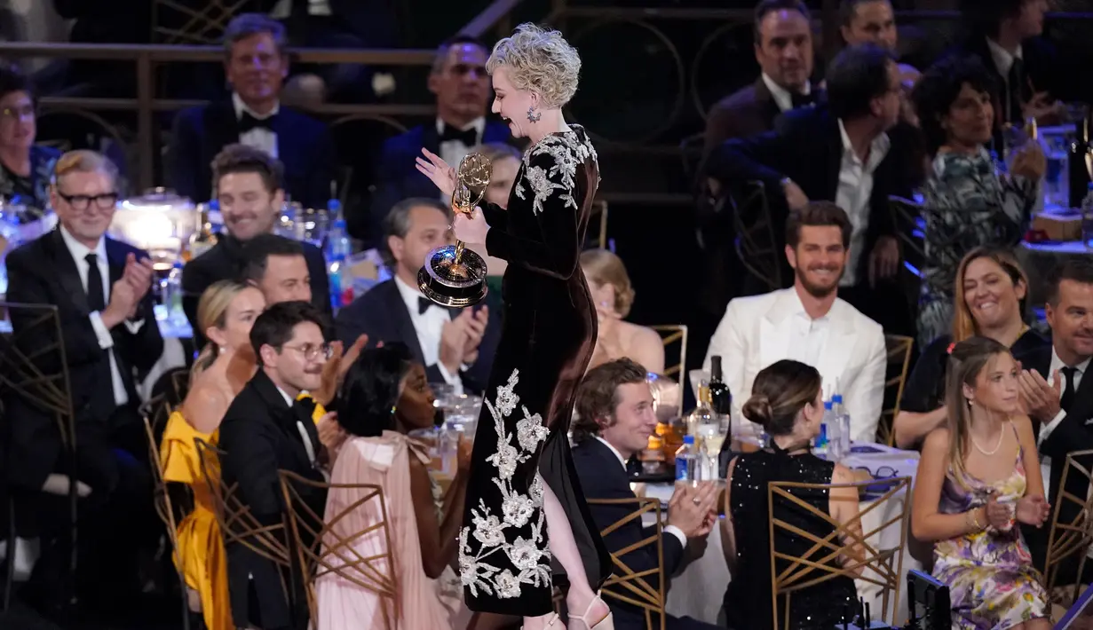 Julia Garner menerima penghargaan kategori aktris pendukung terbaik dalam serial drama pada ajang Primetime Emmy Awards ke-74 di Microsoft Theater, Los Angeles, Amerika Serikat, 12 September 2022. Bintang ‘Inventing Anna’ itu mengenakan gaun hitam lengan panjang yang tampak unik dihiasi dengan bunga-bunga putih cerah. (AP Photo/Mark Terrill)