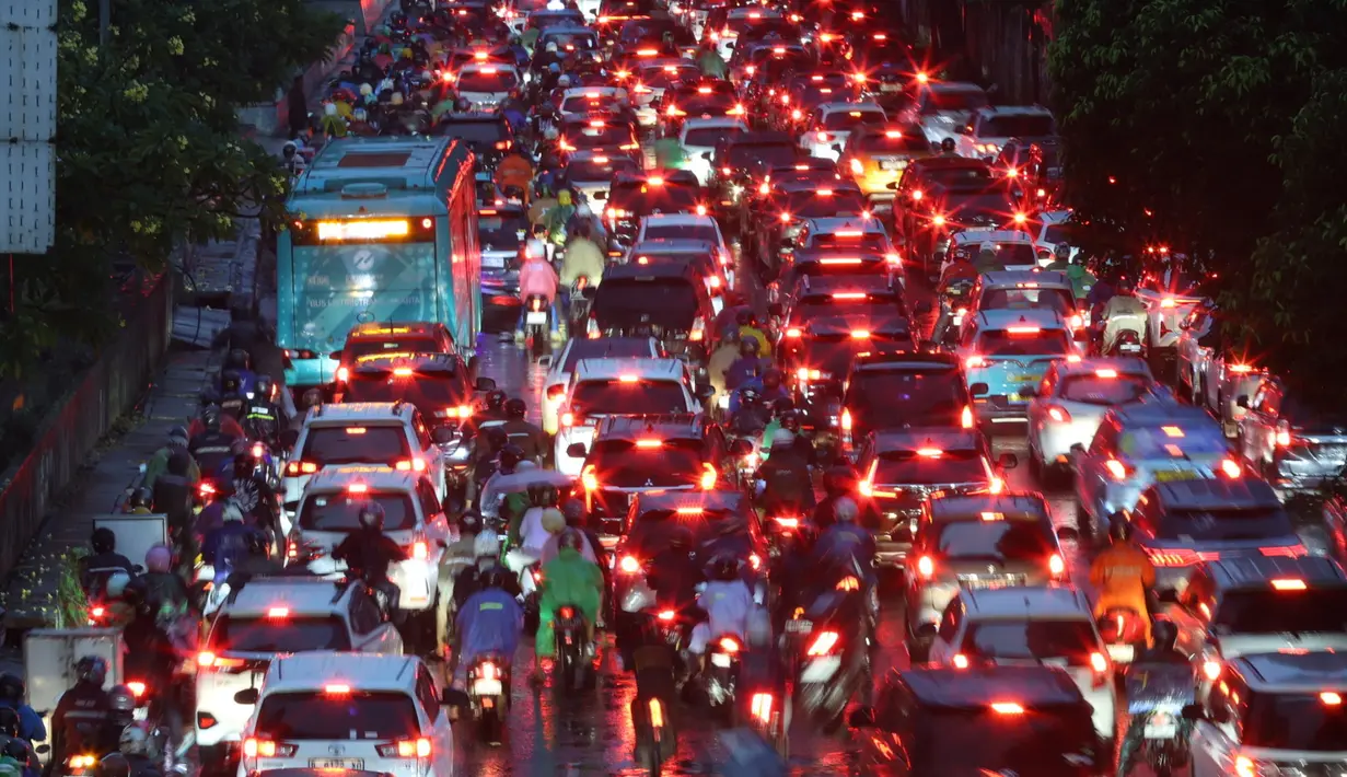 Kemacetan yang terjadi di Jalan TB Simatupang, Jakarta Selatan, akibat penyempitan jalan karena adanya proyek galian pemasangan pipa air limbah di sejumlah titik. (KapanLagi.com/Budy Santoso)