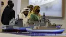 Tampilan maket kapal permukaan yang dipamerkan pada Pameran Pertahanan Maritim Internasional Doha atau Doha International Maritime Defense Exhibition (DIMDEX) di Doha, Qatar, 21 Maret 2022. (KARIM JAAFAR/AFP)