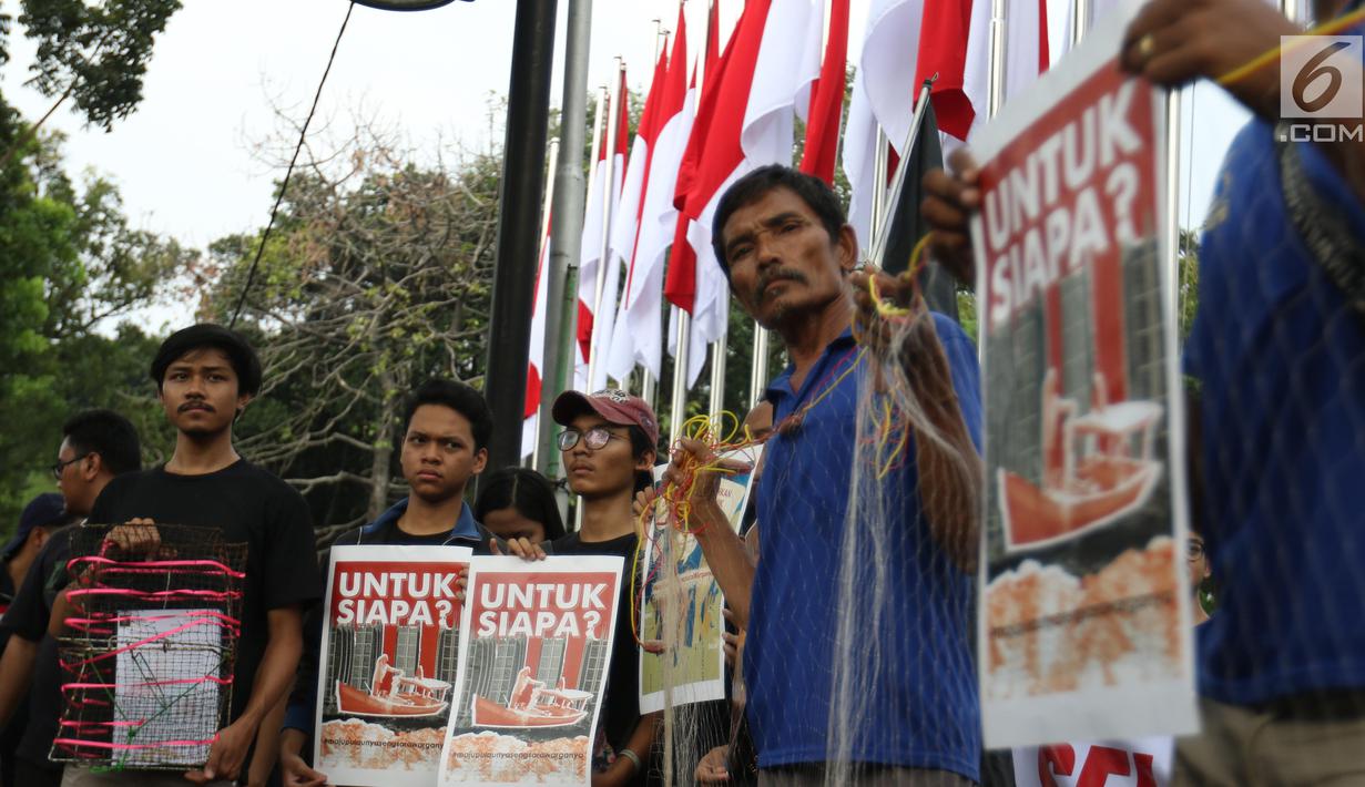 Massa yang tergabung dalam Koalisi Selamatkan Teluk Jakarta menggelar aksi jalan mundur menuju Balai Kota di Jakarta, Senin (24/6). Dalam aksinya mereka meminta kepada Gubernur DKI Jakarta untuk mencabut kembali keputusan penerbitan IMB di Pulau C dan D reklamasi Teluk Jakarta. (Liputan6.com/Angga Y