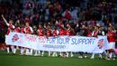 Para pemain Arsenal membentangkan spanduk ucapan terimakasih usai pertandingan melawan Western Sydney Wanderers pada laga persahabatan di ANZ Stadium, Sabtu (15/7/2017). Arsenal menang 3-1 atas Western Sydney Wanderers. (EPA/Dan Himbrechts)