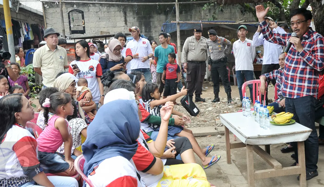 Warga mendengarkan Cagub DKI Jakarta, Djarot Saiful Hidayat memaparkan program kerjanya bila kembali terpilih nanti, Jakarta, (9/1). Blusukan ke Pasar Minggu, Djarot dengarkan keluhan warga dan meminta doa serta dukungan. (Liputan6.com/Yoppy Renato)