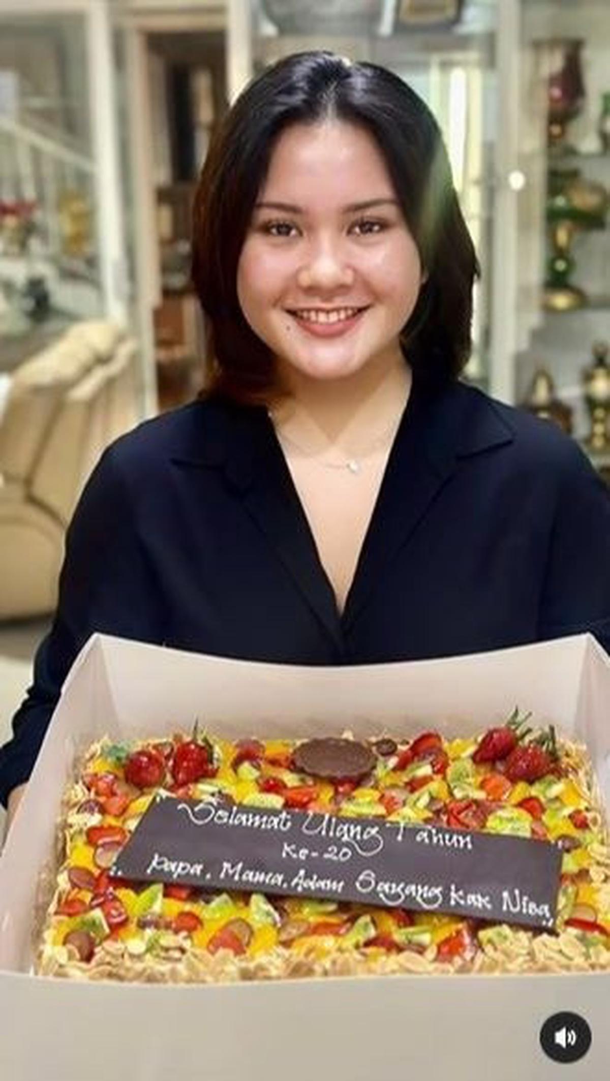 Sabilul membagikan potret sang putri saat membawa kue ulang tahun miliknya. "Selamat Ulang Tahun ke-20. Papa, Mama, Adam sayang kak Nisa," tulisnya pada kue ulang tahun sang putri. <br>