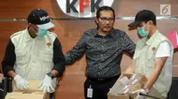 Wakil Ketua KPK Saut Situmorang bersama petugas bersiap menunjukkan barang bukti uang 2,5 Miliar hasil OTT di dua wilayah Kota Blitar dan Kabupaten Tulungagung, Jakarta, Jumat (9/6). (Merdeka.com/Dwi Narwoko)