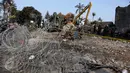Sejumlah alat berat tampak berada di lokasi jatuhnya pesawat Hercules C-130, di Jalan Jamin Ginting, Medan, Sumut, Kamis (2/7/2015). Untuk mensterilisasi lokasi, petugas memasang barikade kawat berduri. (Liputan6.com/Johan Tallo)