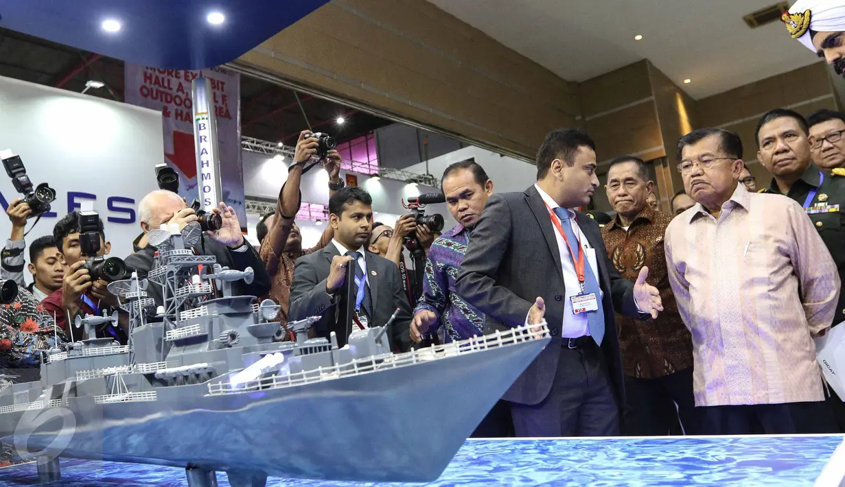 Wapres Jusuf Kalla melihat kapal laut usai membuka Indo Defence 2016 Expo & Forum, Jakarta, Rabu (2/11). Pameran ini bertema “Bolstering Defence Industri Coorperation: Archieving a Global Maritime Fulcrum and Secure World”. (Liputan6.com/Faizal Fanani)