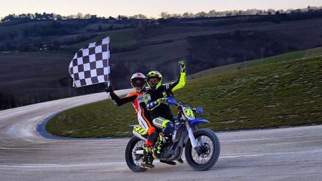 Valentino Rossi (kanan) dan Luca Marini