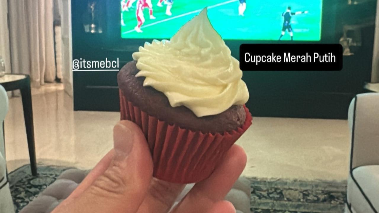 Potret BCL & Keluarga Nonton Laga Timnas Indonesia di Rumah, Sambil Nikmati Cupcakes Merah Putih Buatan Sendiri