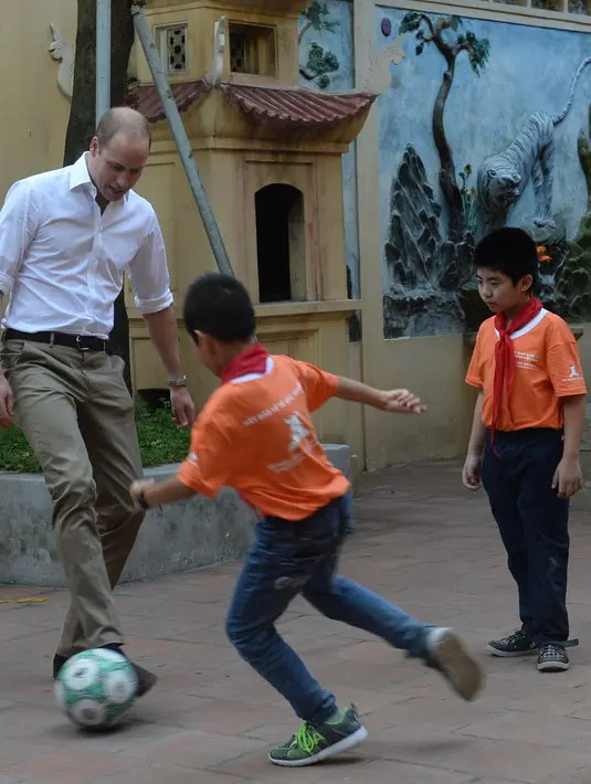 Walaupun baru rumor semata, namun banyak yang medukung Pangeran William untuk menjadi Raja Inggris. Semua itu lantaran sikap dan sifat yang dimiliki Pangeran William sangat mencerminkan sosok seorang Raja. (AFP/Bintang.com)