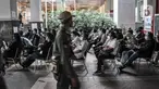 Jurnalis duduk antre untuk memverifikasi data sebelum mengikuti vaksinasi Covid-19 di Balai Kota, Jakarta, Senin (29/3/2021). Pemprov DKI Jakarta bekerja sama dengan Dewan Pers menggelar vaksinasi Covid-19 bagi 5.200 awak media. (merdeka.com/Iqbal S. Nugroho)