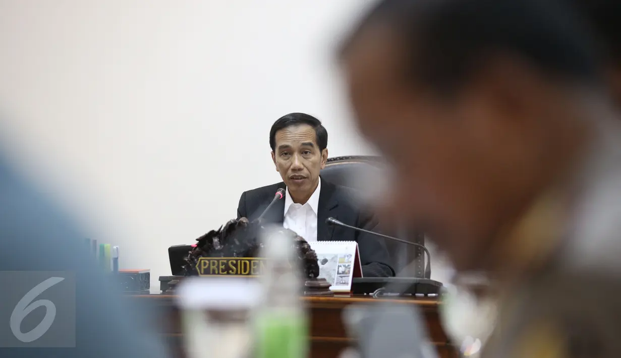 Presiden Jokowi saat memimpin rapat terbatas bersama Menteri Kabinet Kerja di Kantor Presiden, Jakarta, Rabu (15/3). Rapat tersebut membahas mengenai penanggulangan aksi penyelundupan di Indonesia (Liputan6.com/Faizal Fanani) 