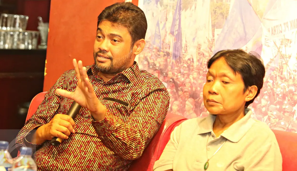 Presiden KSPI Said Iqbal (kiri) bersama Ketum SBSI'92 Sunarti menjadi pembicara dalam diskusi publik bertajuk “Partai Politik Buruh, Melawan Arus Deparpolisasi” di Jakarta, Kamis (28/4). (Liputan6.com/Immanuel Antonius)