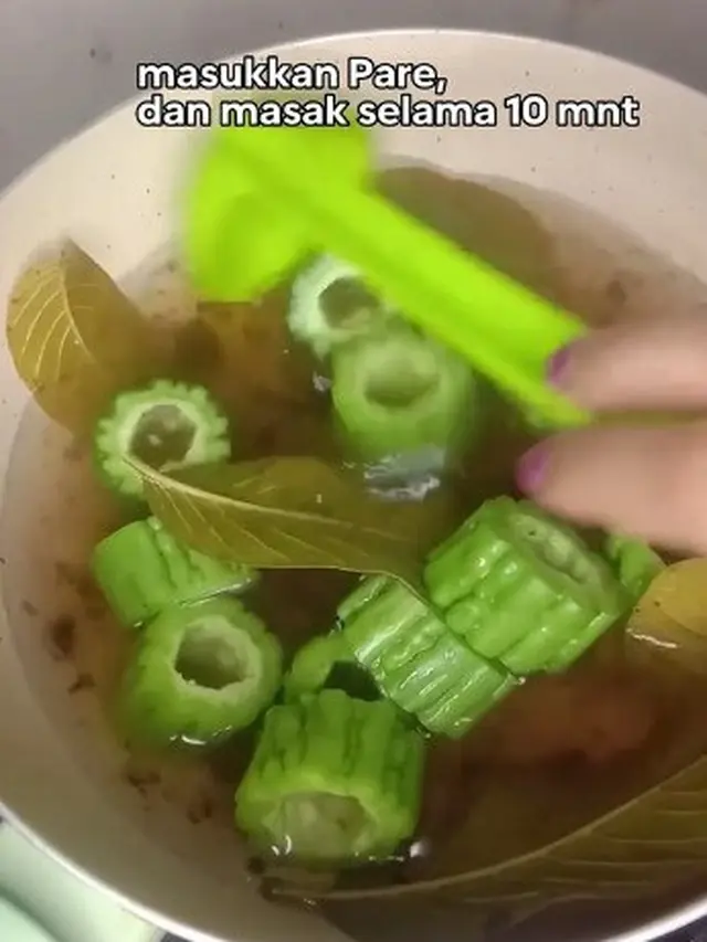 Rebusan asam jawa, daun jambu biji, dan pare (Sumber: TikTok/@trihartatiiii)
