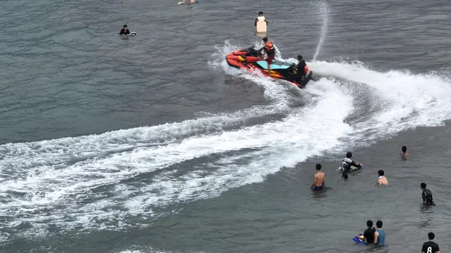 2 Wisatawan Tenggelam di Pantai Pangandaran, Tim SAR Gabungan Lakukan Upaya Pencarian