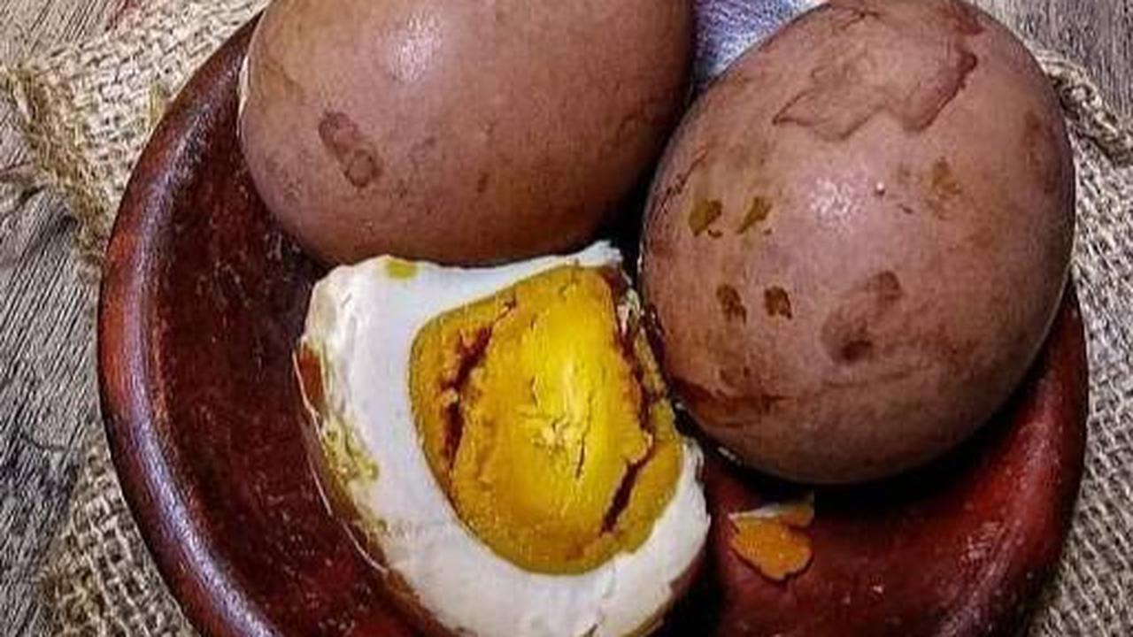 Mencicipi Telur Asin Rempah Khas Indramayu, Warnanya Cokelat dan Rasanya Memikat