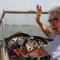 Penyakit kanker tidak akan pernah bisa merenggut kebahagiaan seseorang, itulah yang dibuktikan oleh nenek Norma. (Foto: Boredpanda.com)