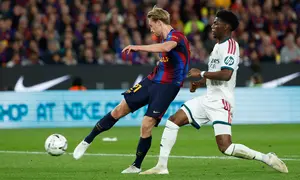 Pemain Barcelona Frenkie de Jong (kiri) mencoba melepaskan tembakan ke arah gawang di hadapan pemain Real Madrid Aurelien Tchouameni dalam laga El Clasico La Liga antara Barcelona vs Real di Barcelona, Spanyol, Minggu, 25 Oktober 2026. (AP Photo/Joan Monfort)