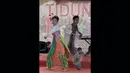 Pemuda pemudi Pulau Tidung mementaskan tarian ondel-ondel asal Jakarta dalam acara "Tidung Festival 2015" yang digelar di Pulau Tidung, Kepulauan Seribu, Jakarta, Sabtu (7/3/2015). (Liputan6.com/Andrian M Tunay)
