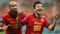 Dua pemain Persija Jakarta, Gustavo Almeida dan Witan Sulaeman. (Bola.com/Abdul Aziz).