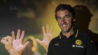 Legenda Dortmund, Karl-Heinz Riedle, usai sesi wawancara di Hotel Sultan, Jakarta, Senin (8/10/2017). Sepanjang kariernya mantan pemain Jerman ini pernah tiga kali meraih trofi Bundesliga dan gelar Piala Dunia 1990. (Bola.com/Vitalis Yogi Trisna)