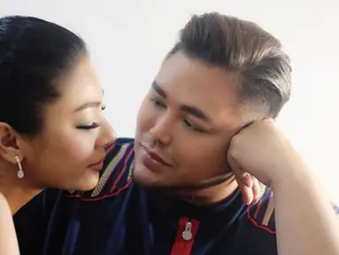 Perancang busana kondang, Ivan Gunawan berpose dengan kekasih barunya bernama Faye Malisorn. Malisorn merupakan Miss Grand Thailand dan Runner Up Miss Grand International 2016. (Instagram/@ivan_gunawan)